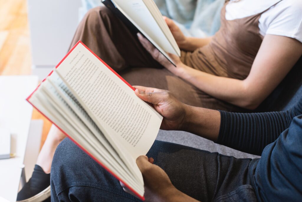 Mãos de mulheres segurando livros e lendo. Imagem ilustrativa texto último livro.